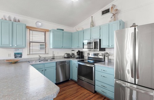 Kill Devil Hills House | Tanfastic: 5-Min Walk to Beach | Hot Tub | Dogs OK