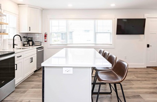 Northeast Virginia Beach Apartment | Teahupo'o - Loft #2 - 8 min walk to the beach