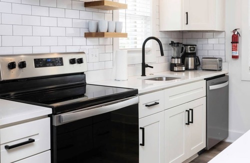 Northeast Virginia Beach Apartment | Teahupo'o - Loft #2 - 8 min walk to the beach
