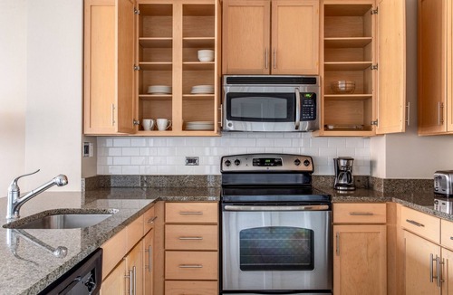 Mount Vernon Square Apartment | Terrific Mount Vernon 1BR w/Roof Pool, nr Arena, Museum, by Blueground