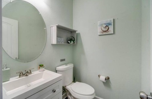 East Ocean View House | The Anchor 4BR Beach House w Balcony & King Bed