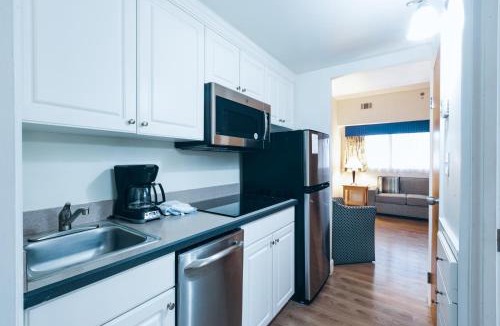 Northeast Virginia Beach Resort | The Atrium Resort, Virginia Beach by Vacatia