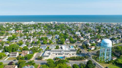 Village Green Hotel | The Beach Club on Madison Avenue