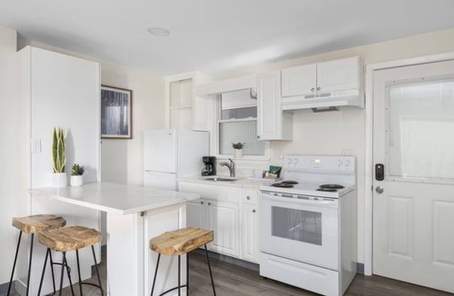Beverly Hotel | The Beverly | Queen 1-Bedroom Apartment | w/Kitchen & Free Parking