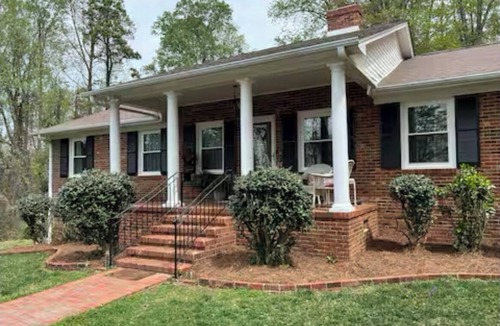 Greensboro House | “The Big Friendly” Spacious 6-bedroom house in amazing Greensboro!