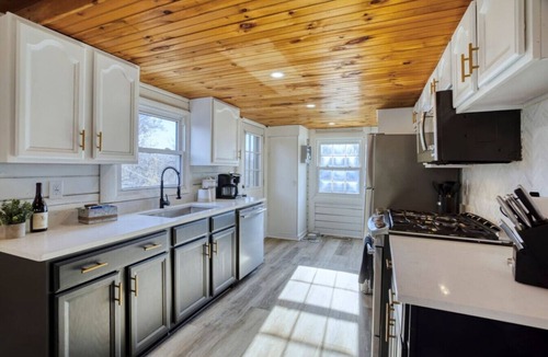 George Washington Cabin | The Black Log Cabin - Hot Tub & Game Room