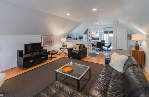 Lincoln Park Apartment | The Carriage House Loft