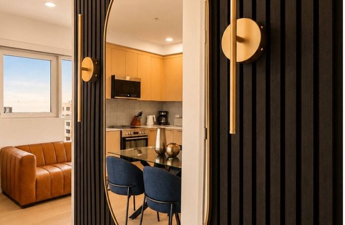 Downtown Bed & Breakfast | The Clocktower Retreat - Designer 2BR/2BA I SM I Pool & Parking