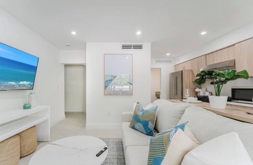 Boca Raton Apartment | The Courtyard - Poolside Suite in Boca