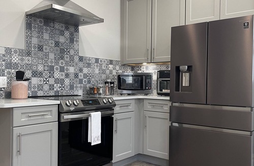 Downtown Niagara Falls House | The Falls House - Luxury Modern 3 Bedrooms Apt