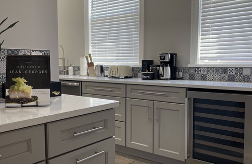 Downtown Niagara Falls House | The Falls House - Luxury Modern 3 Bedrooms Apt