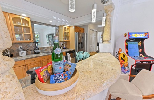 Wilton Manors House | The Flamingo Villa: King BD, Fire Pit, Wifi & Arcade Game 10min to Ft.Lauderdale