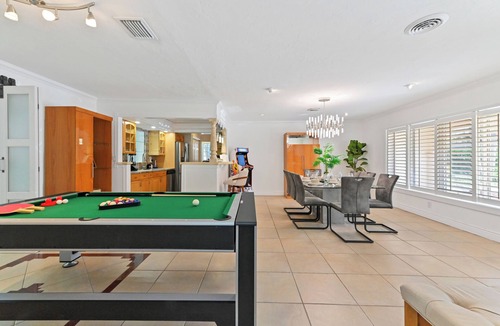 Wilton Manors House | The Flamingo Villa: King BD, Fire Pit, Wifi & Arcade Game 10min to Ft.Lauderdale
