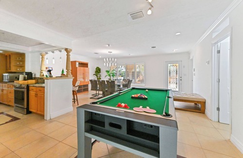 Wilton Manors House | The Flamingo Villa: King BD, Fire Pit, Wifi & Arcade Game 10min to Ft.Lauderdale