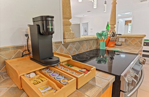 Wilton Manors House | The Flamingo Villa: King BD, Fire Pit, Wifi & Arcade Game 10min to Ft.Lauderdale