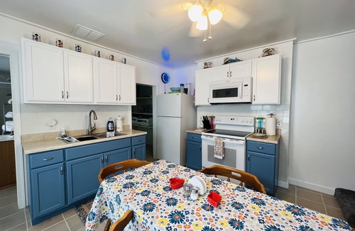 Colonial Beach Cottage | The Front Porch Cottage , Cozy and Close to Main Beach Activities