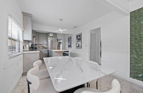 Allapattah House | The Gilded Palm - Near Design District - Pool & Hot Tub