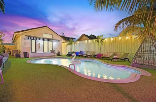 Allapattah House | The Gilded Palm - Near Design District - Pool & Hot Tub