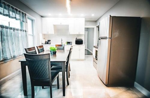 Niagara Falls House | The Horseshoe Villa-6br 2 BA near the falls