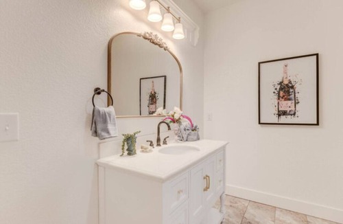 Manteo Hotel | The Ivory Pearl Room/With the best rooftop view in Manteo!