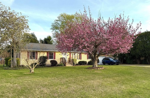 Red Mill Pond House | The Lilly Pad: Big fenced in yard, close to beaches, kayaking and more!