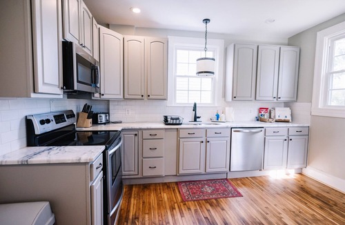 Danville House | The Marshall House- walk to Averett & Downtown- 5 mins to Caesars Virginia