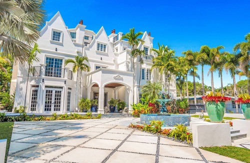 East Fort Lauderdale House | The Modern Castle | Canal View & Access | Rooftop | Living Greenhouse | VlLLAS