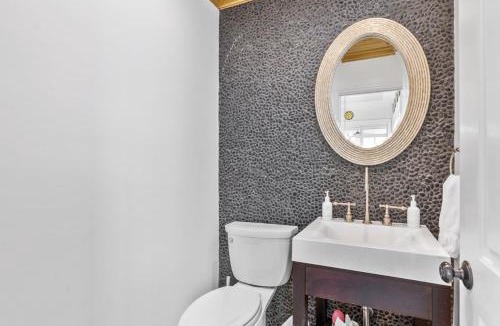 East Fort Lauderdale House | The Modern Castle Canal View Access Rooftop Living Greenhouse VlLLAS