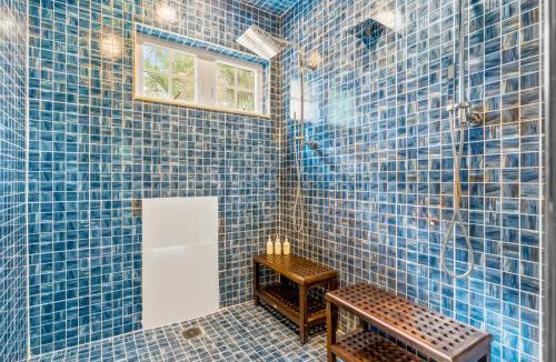 East Fort Lauderdale House | The Modern Castle Canal View Access Rooftop Living Greenhouse VlLLAS