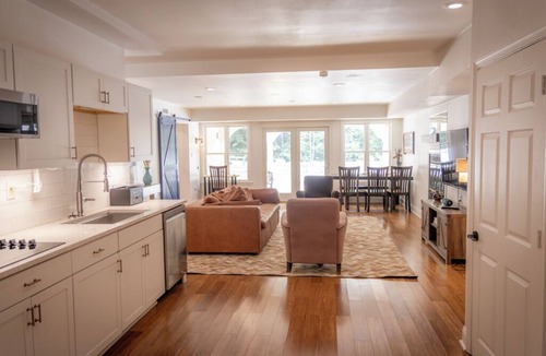 Cold Harbor Apartment | The New Amsterdam Nook 2 Bed - 1 Bath - Full Kitchen - Pool - AC