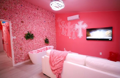 Edgewood House | The New Pink Playhouse 2bdrm near Airport & Beach Sleeps 6