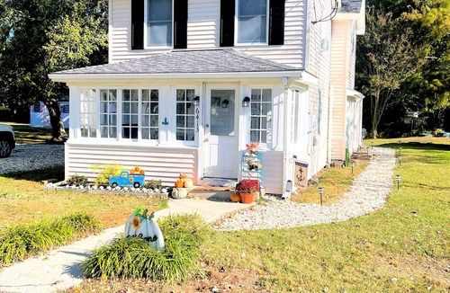 Chincoteague House | The Oaks - 2BR Island home close to town & shopping. Linens provided!