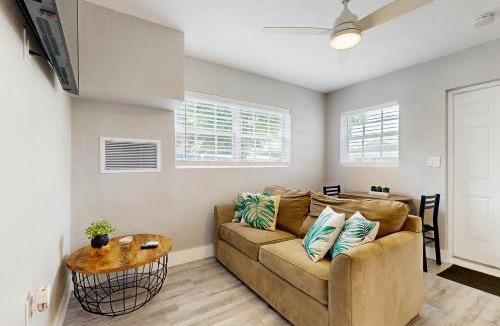 Middle River Terrace House | The Palms A