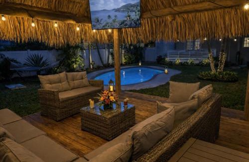 Mango Groves House | The Peacock Bungalow- Heated Pool & Jacuzzi- 5 min to beach!
