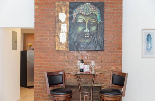 Jersey City Apartment | The Pearl: Spacious Victorian Apt w/2 bedrooms, Parking & Large Outdoor Space!