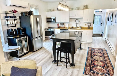 Colonial Beach House | The Pearl - Waterfront Retreat 4BR 7 Bed Family/Friends/Pets