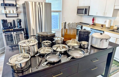 Colonial Beach House | The Pearl - Waterfront Retreat 4BR 7 Bed Family/Friends/Pets