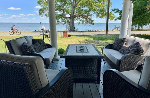 Colonial Beach House | The Pearl - Waterfront Victorian on The Point
