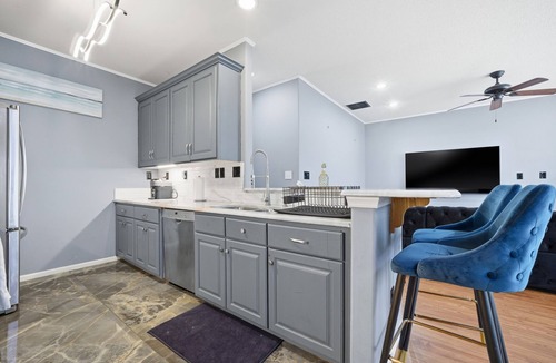 Hampton House | The Phoenix: 4BR Lakeside Retreat w/Deck