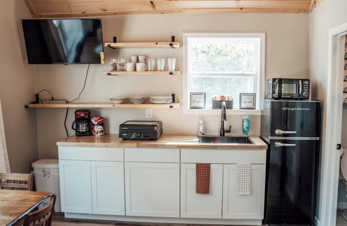 Pulaski Cabin | The Pine Hollow Cabin & Hot Tub!