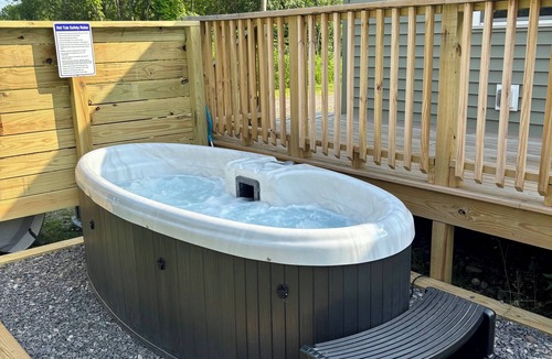Pulaski Cabin | The Pine Hollow Cabin & Hot Tub!
