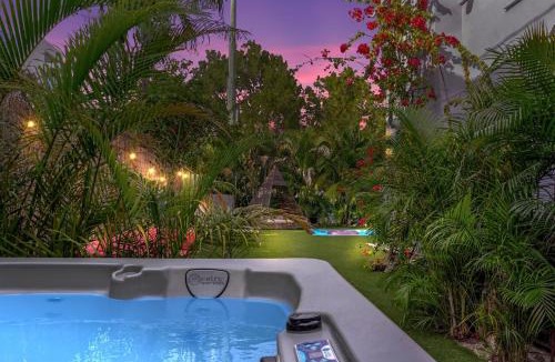 Little Havana Villa | The Purple Paradise PoolHot Tub Little Havana