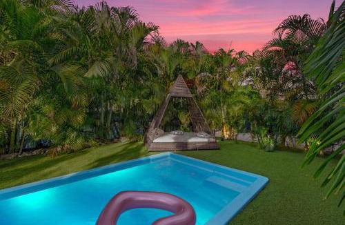 Little Havana Villa | The Purple Paradise PoolHot Tub Little Havana