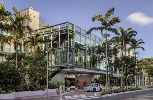 Pineapple Grove Arts District Hotel | The Ray Hotel Delray Beach, Curio Collection By Hilton