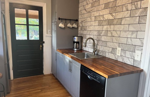 Bellevue Apartment | The Richmond Rest.Sunny, open floor plan with parking and pet friendly.