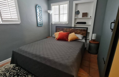 Royal Poinciana Apartment | The right spot. 5 min drive to Hollywood beach)