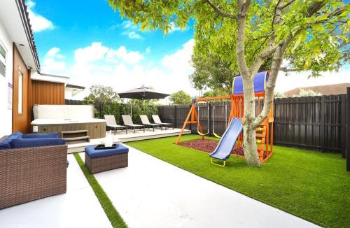 Flagami Villa | The Rock & Rhythm Villa Miami Downtown - Playground, Mini Golf, BBQ, Garden Relaxation