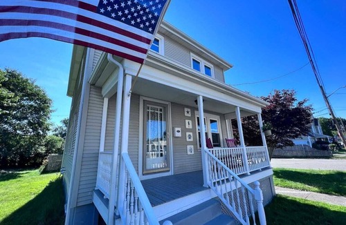 Bristol Apartment | The Surf Shack- adorable 2 BR walk to waterfront