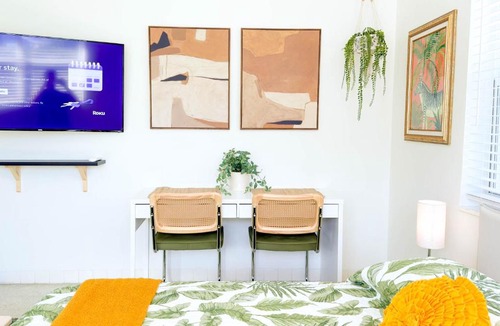 Lake Ridge Apartment | The Sweet Escape Studio - Pets/Parking/Beach