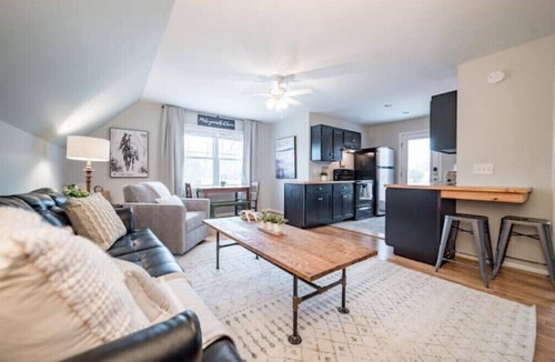 Concord Apartment | The Treehouse Private Apt 15 min to Lynchburg